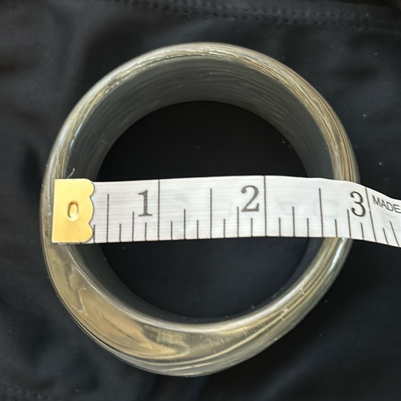 LUCITE BANGLE BRACELET - Picture 11 of 11